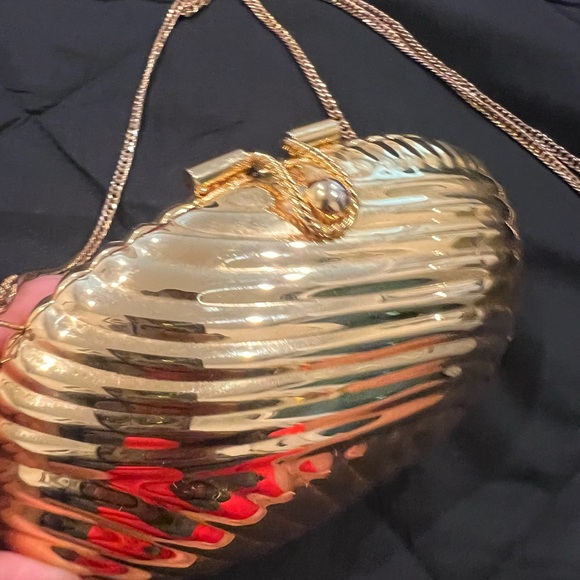 Shimmering Vintage- Shell Clutch with Chain Strap - Picture 14 of 16